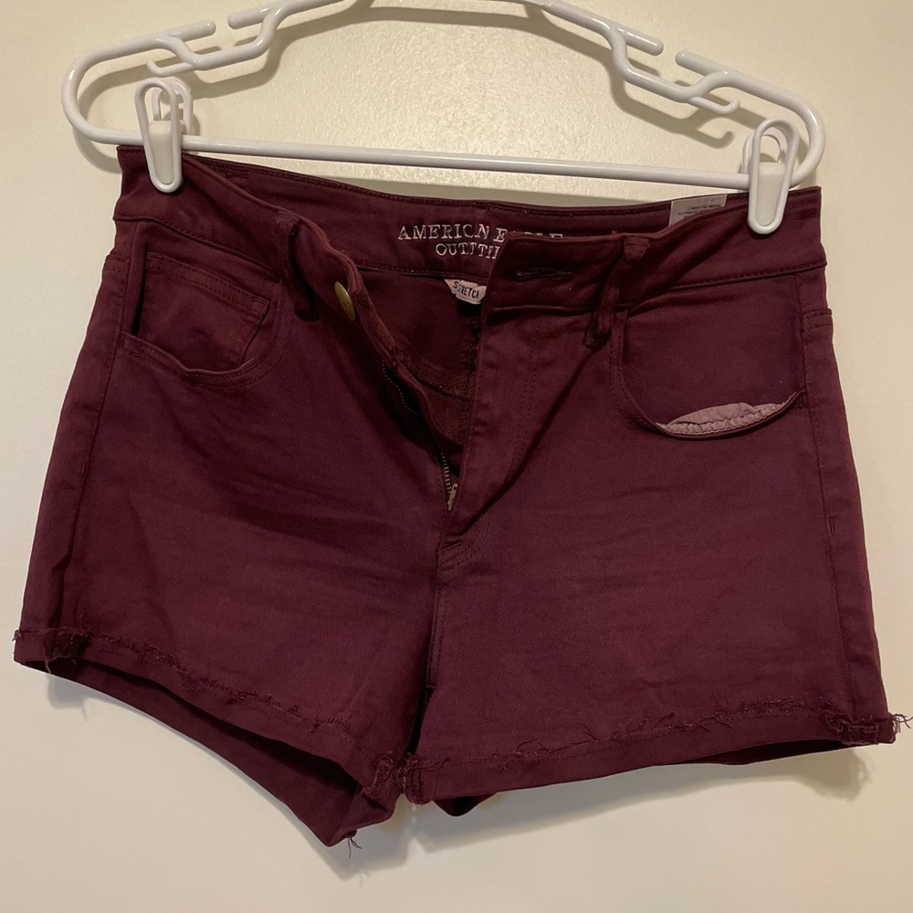 AMERICAN EAGLE OUTFITTERS Hi Rise super stretch denim shorts in maroon Size 10
